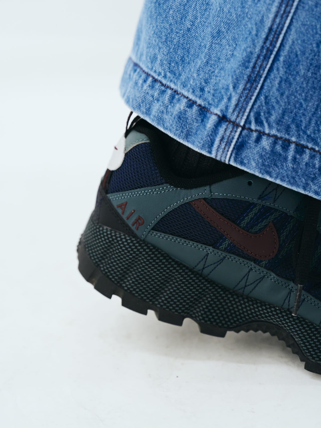 FARAHのジーンズ「Maximum Wide Straight Pants」とスニーカーの合わせの足もと
