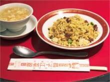 [Gallery]業界大注目のお笑いコンビ・家族チャーハンが巡る！“東京チャーハン”6選。「ライブが終わった後、自分へのご褒美として食べに来たい」【老舗町中華の王道／あのチェーン店も！】