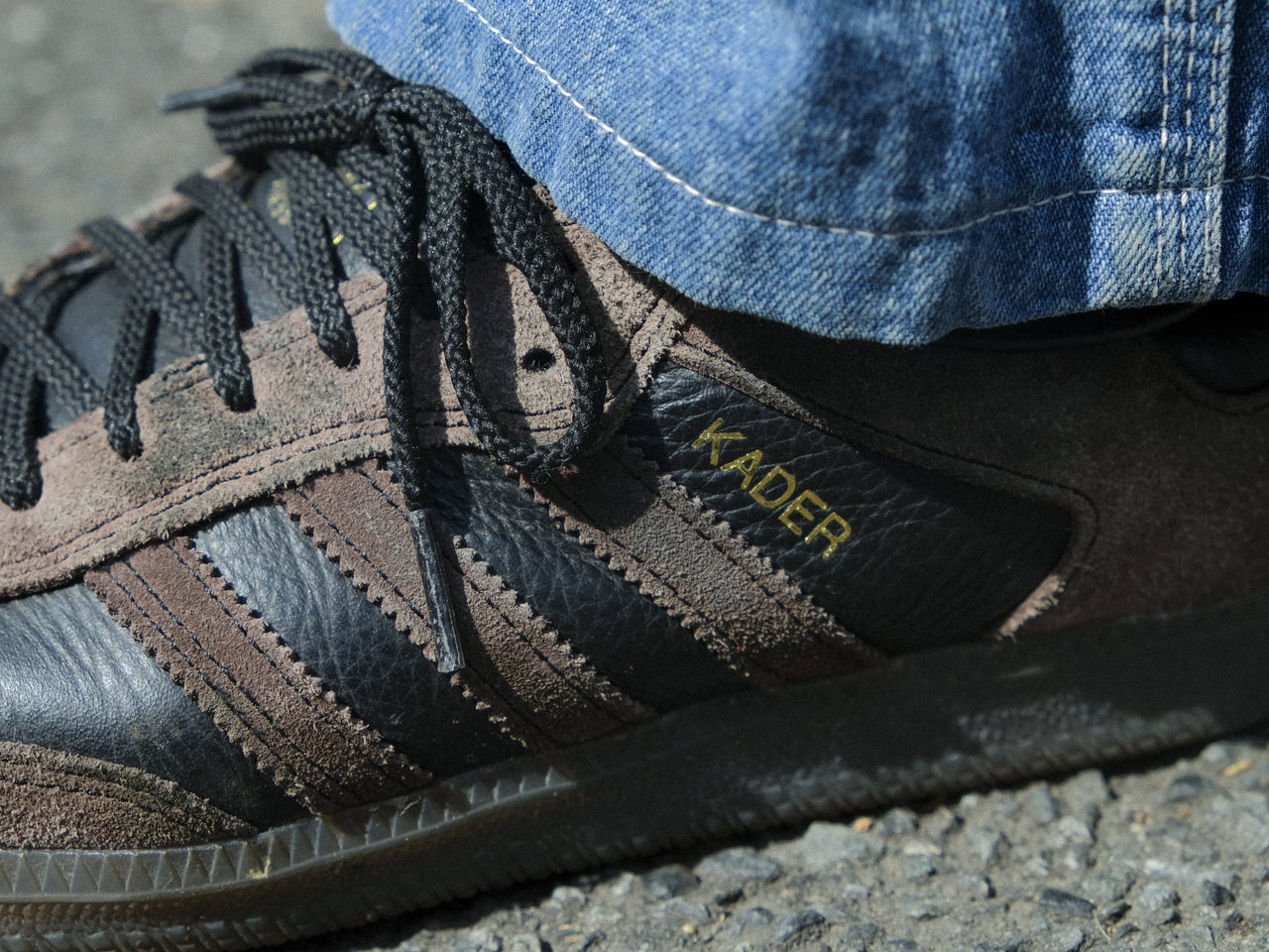 adidas Originals × Kader Sylla「Samba ADV」のスリーストライプス