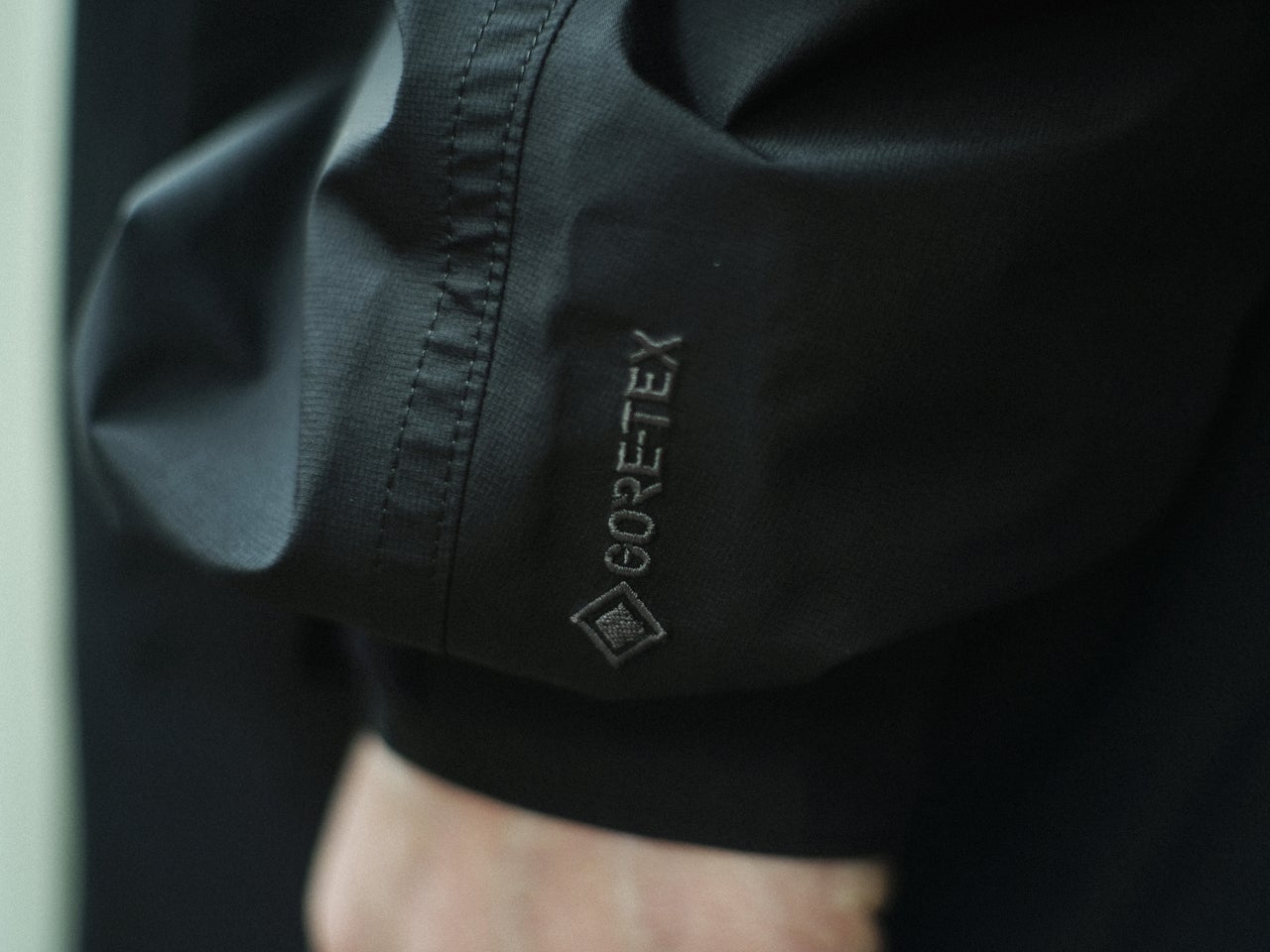 THE NORTH FACEの黒いコートのゴアテックスロゴ