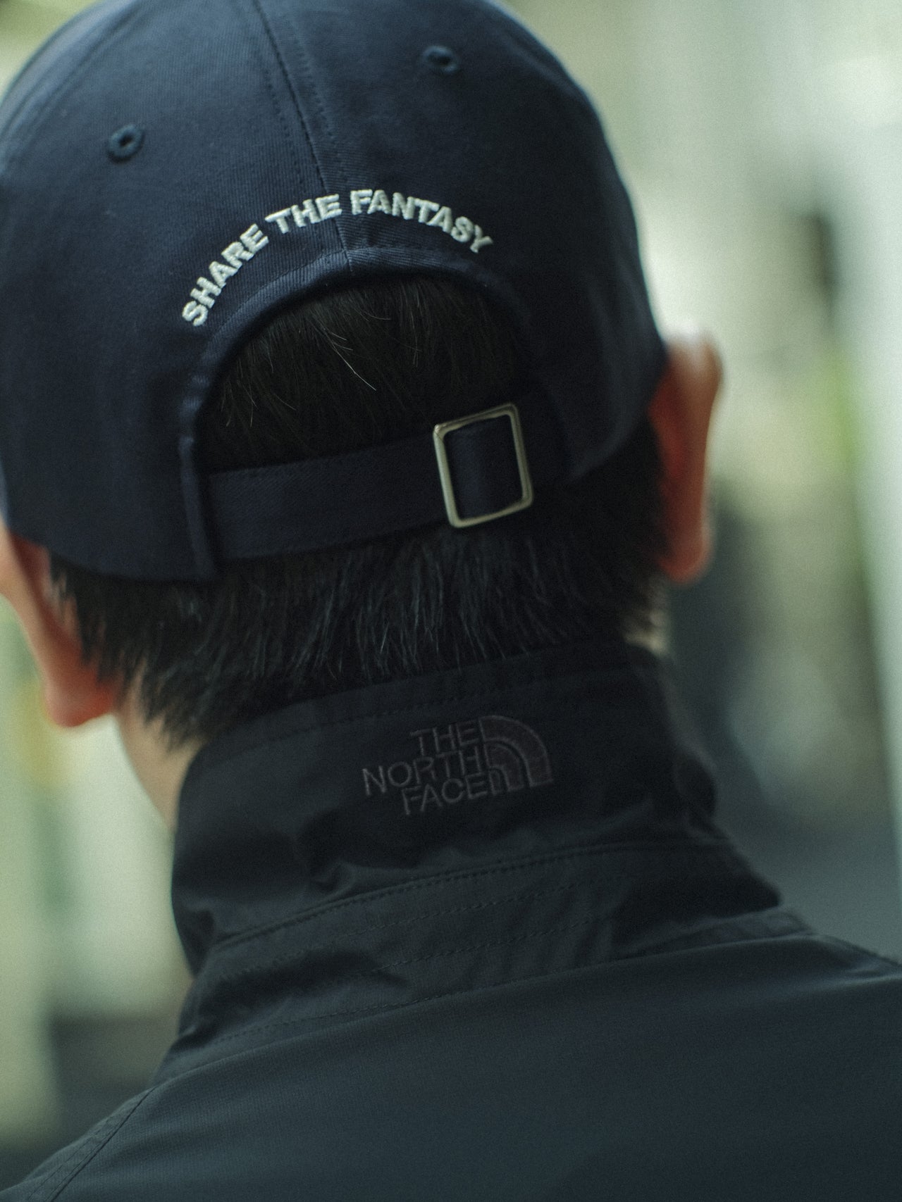 THE NORTH FACEの黒いコートのブランドロゴ