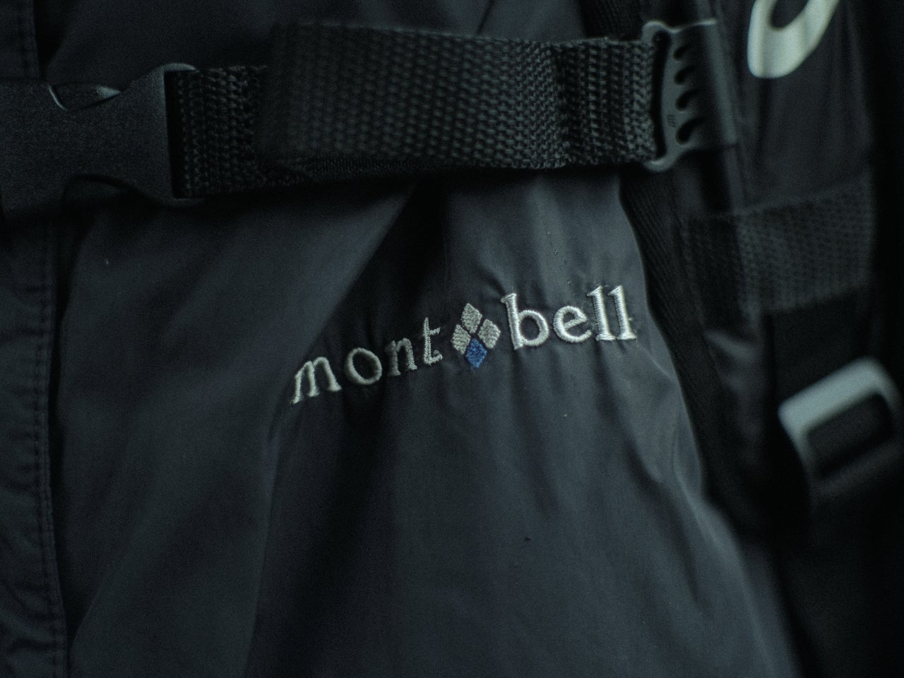 この時期にちょうどいい「モンベル」の黒を相棒に。おしゃれな人は「アシックス」の黒いゴアテックススニーカーをどう履く？