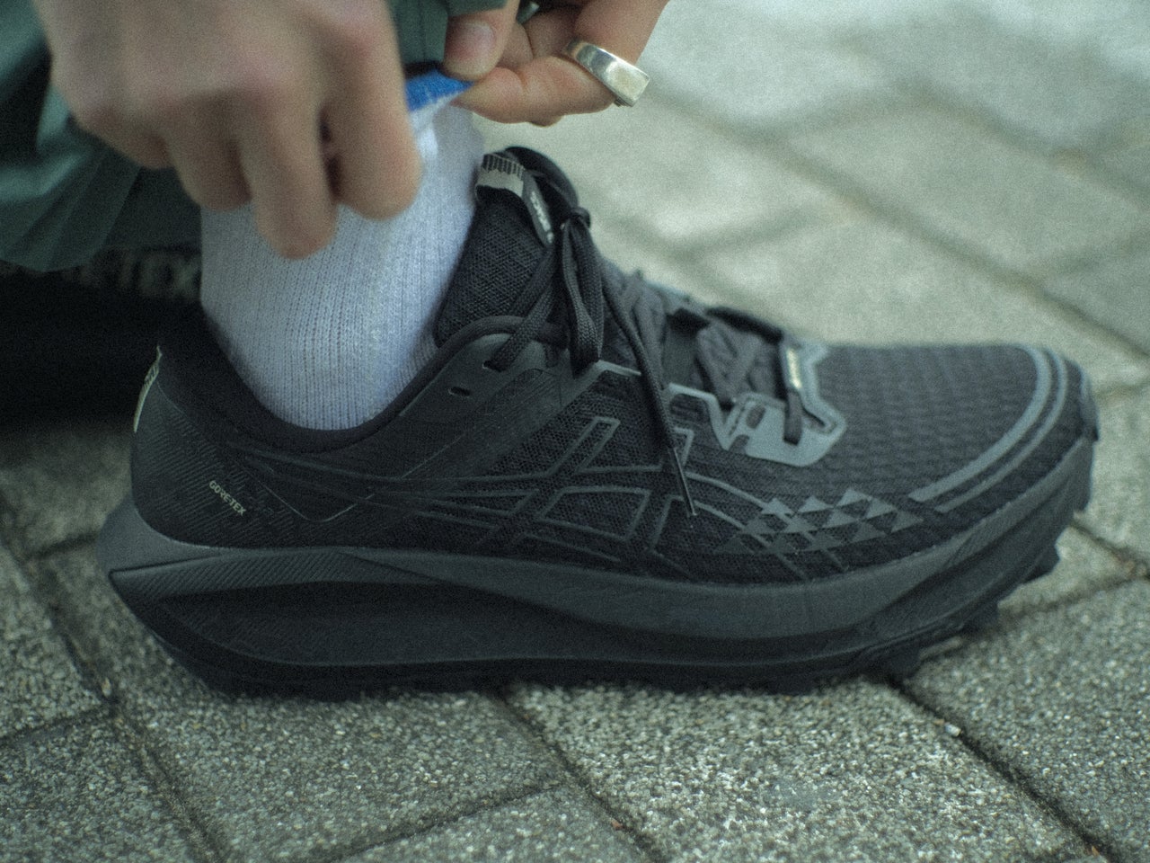 アシックスの黒いゴアテックススニーカー「GEL-Trabuco 13 GTX」