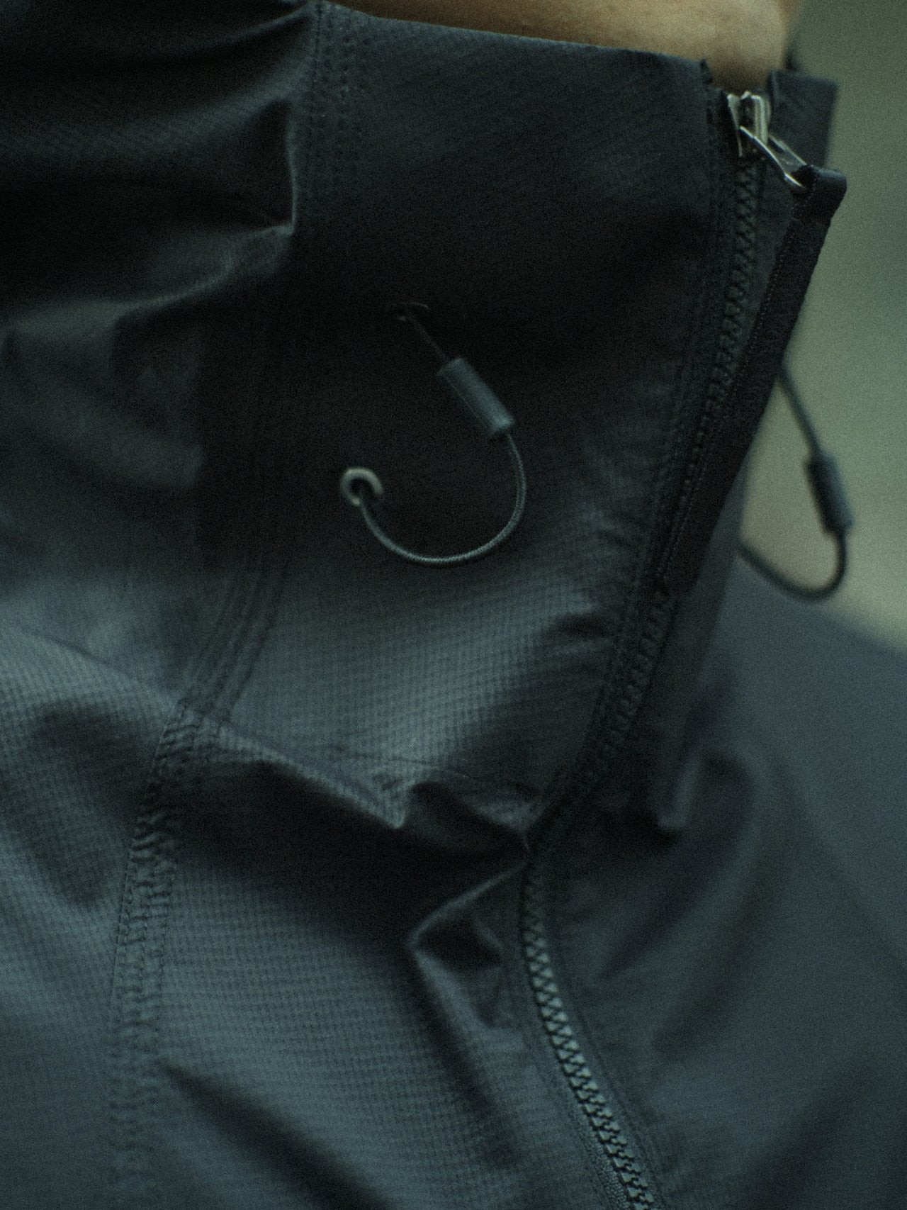 Goldwin 0の黒いジャケットのネックデザイン