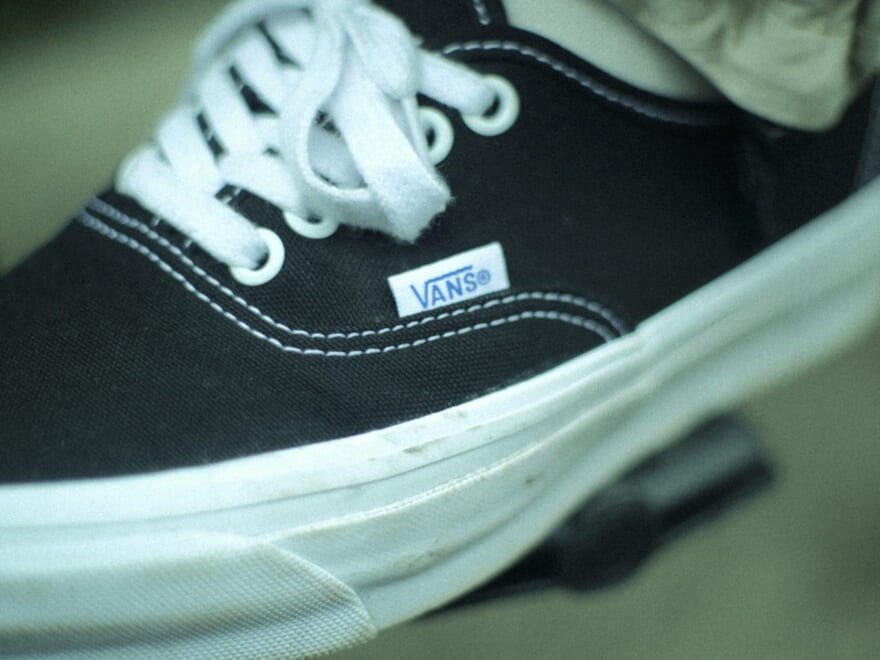 いつものVANS「オーセンティック」に高機能なゴールドウイン 0をオン。おしゃれな人は「Goldwin 0」の黒ジャケットをどう着る？