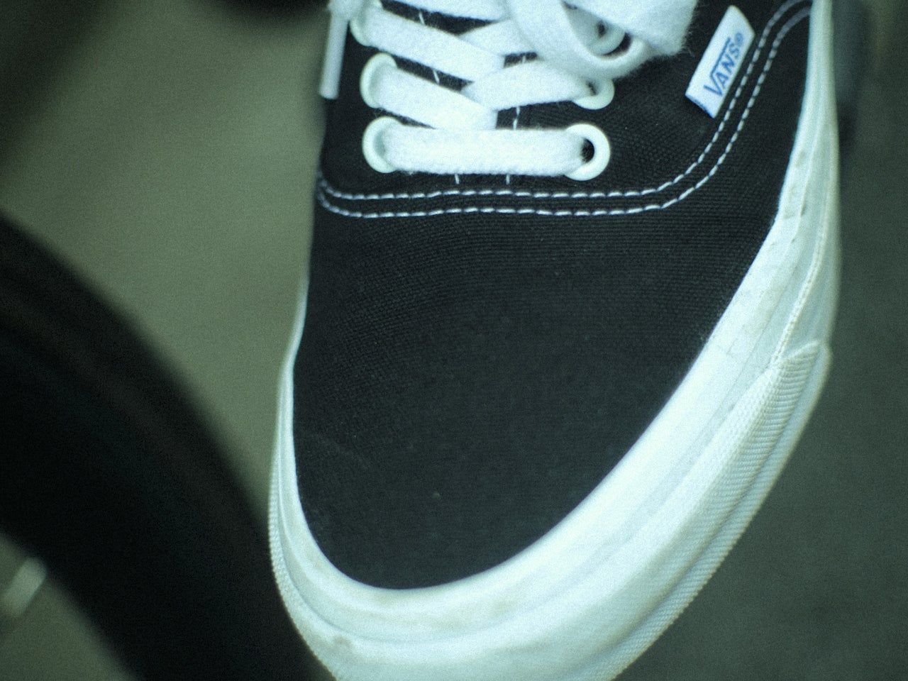 VANSのスニーカー「オーセンティック」のトウ