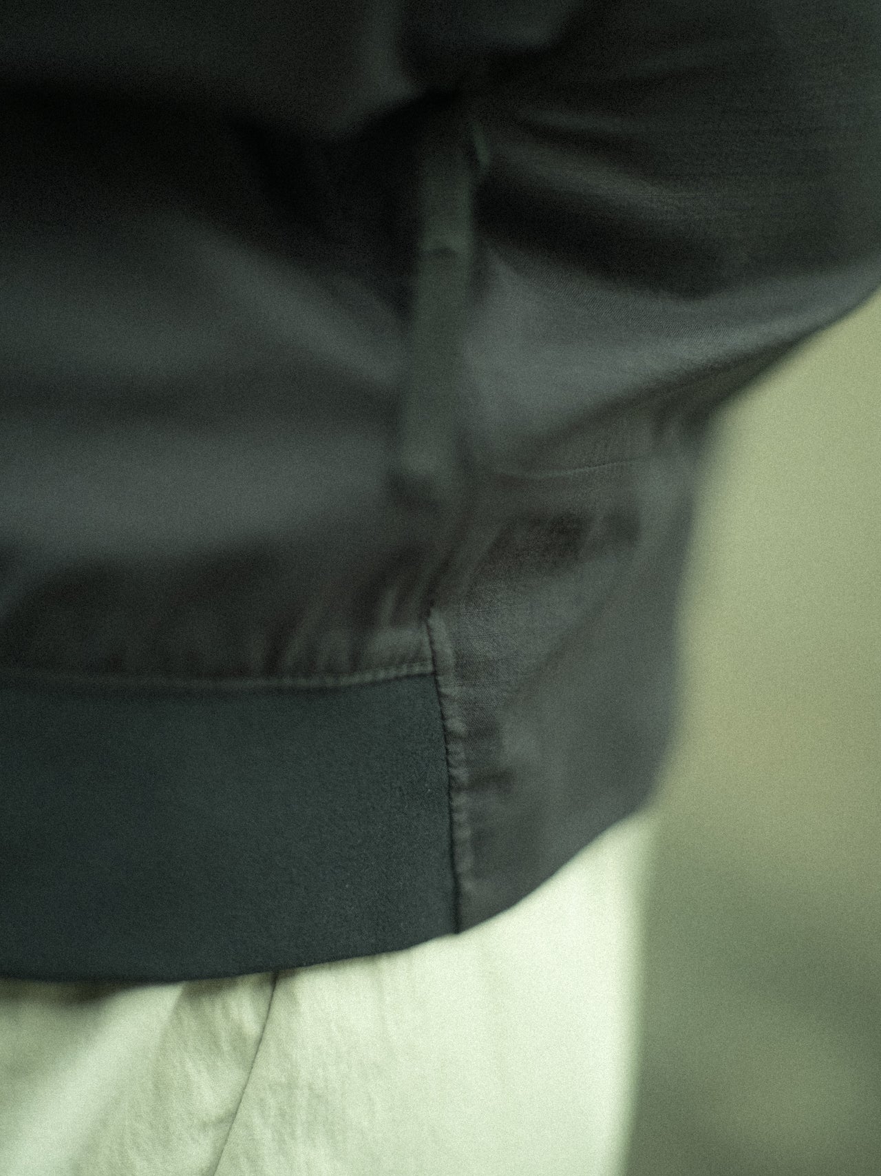 VEILANCEの黒いパッカブルジャケットのディテール
