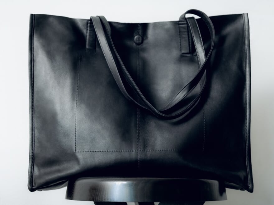「ヨーク」から「モルフェ」とのコラボバッグが発売！ 上質レザーの大人ブラックなトートはミニマルな美しさ！