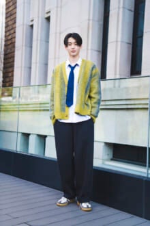 [石川 愛大] 「ユニクロ」のシャツ＆スウェットパンツと「アディダス」のスニーカーでつくる好印象なタイドアップスタイル【メンズノンノモデルの私服スナップ】