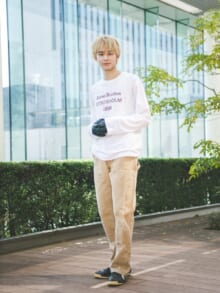 [松井 大奈] 「ナイキ」の黒スニーカーと「カーハート WIP」のダブルニーパンツでまとめた古着コーデ！【メンズノンノモデルの私服スナップ】