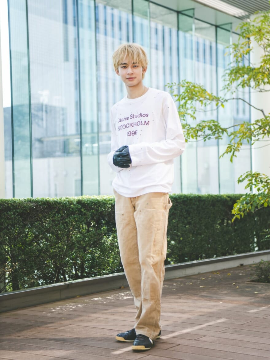 [松井 大奈] 「ナイキ」の黒スニーカーと「カーハート WIP」のダブルニーパンツでまとめた古着コーデ！【メンズノンノモデルの私服スナップ】