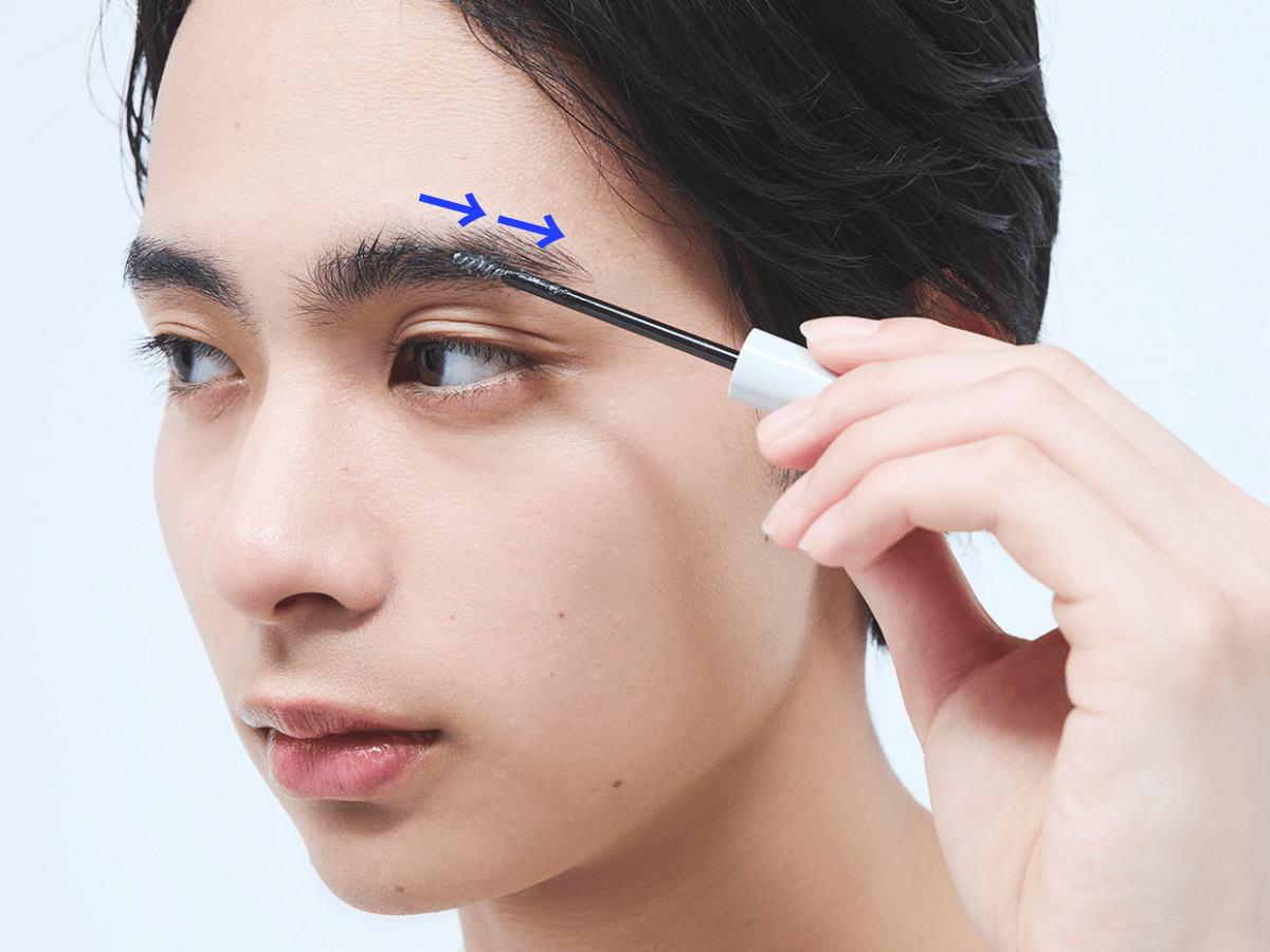 眉マスカラ 塗り方 眉中から眉尻にかけては毛流れに沿ってとかすように