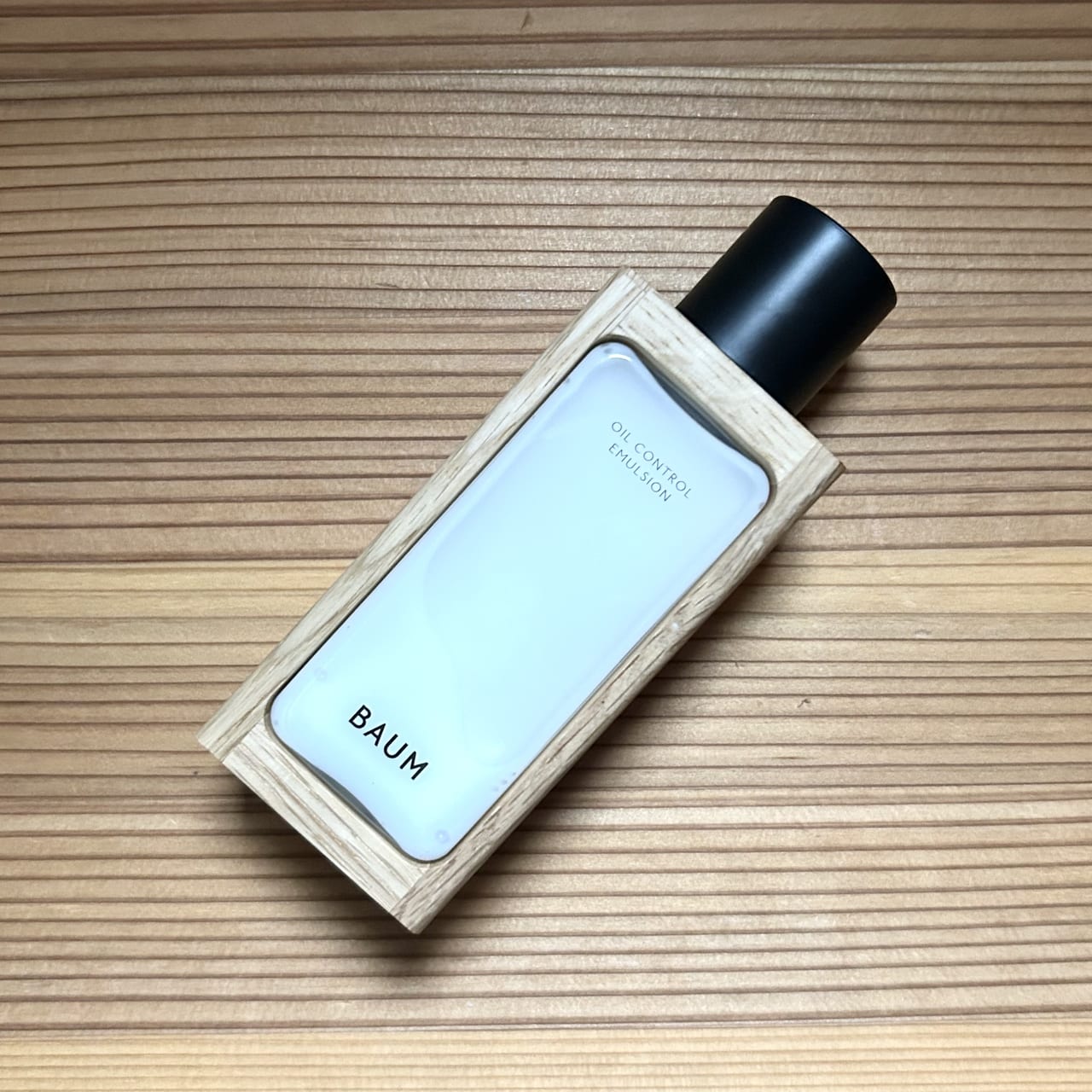 エディター愛用のバウム オイルコントロール エマルジョン n<乳液>を黒キャップに