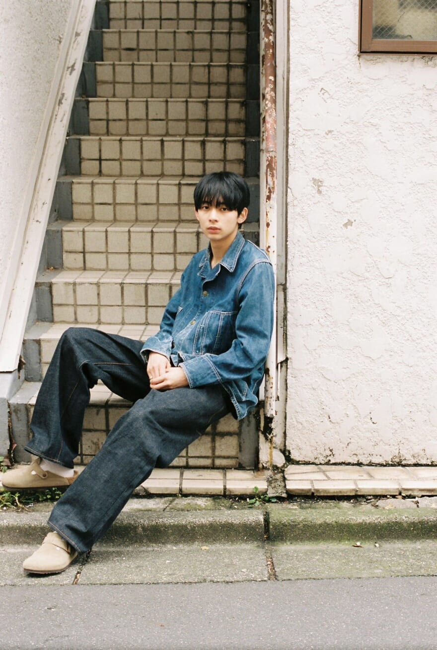 中田撮_松井大奈_階段に腰掛け