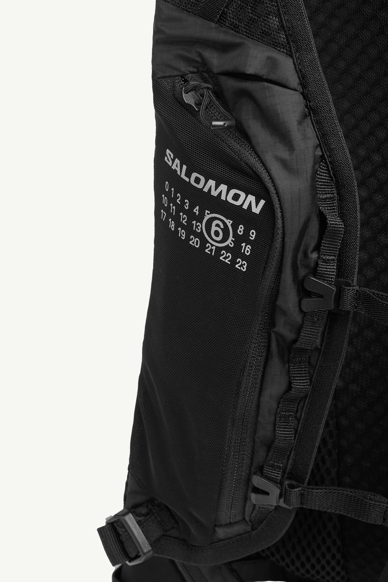 「エムエム6 メゾン マルジェラ」と「サロモン」 最新コラボ スペクター 2 エックス・ティー・フォー ミュール バッグ ロゴ