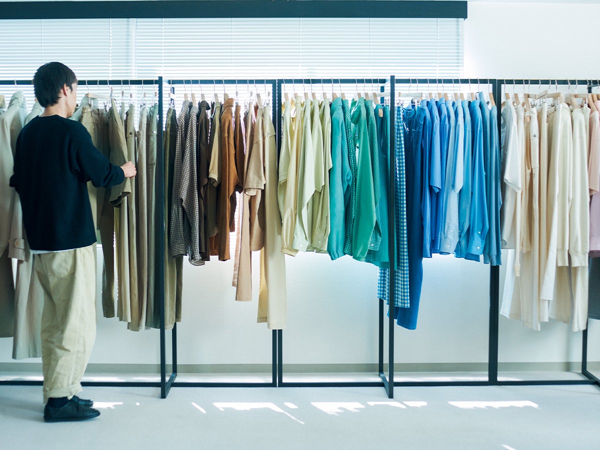 「AURALEE(オーラリー)」デザイナー・岩井良太氏特別インタビュー。気まぐれで優しい色の哲学と2025年春夏新作について。