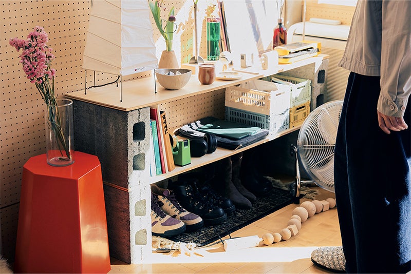 棚板とコンクリートブロックでDIYしたシェルフ