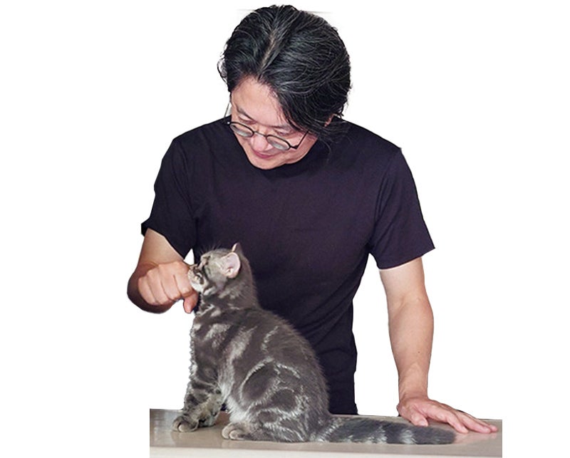 愛猫のひるねとたわむれる穂村 弘さん