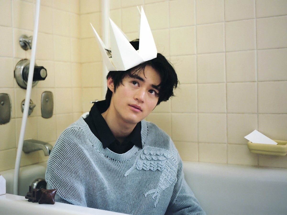 写真家・reina kubotaが撮る、鈴鹿央士。ほわほわした「ヘンテコな日常」をイメージ