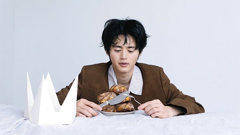 パンを食べようとする鈴鹿央士 2
