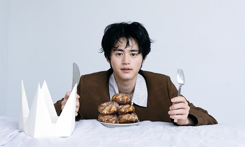 パンを食べようとする鈴鹿央士 1