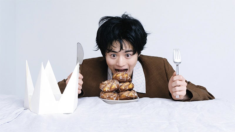 パンを食べようとする鈴鹿央士 3
