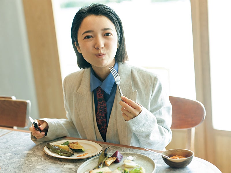 「季節の窯焼き野菜盛り合わせ」を食べる上白石萌音