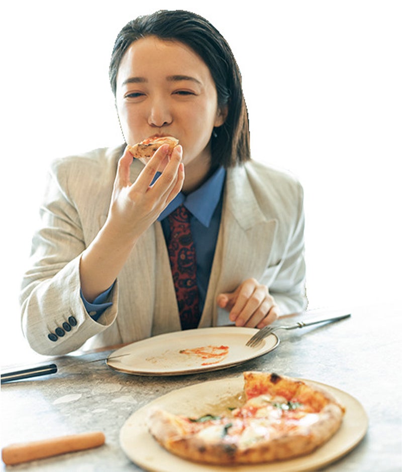「マルゲリータ」ピザを食べる上白石萌音