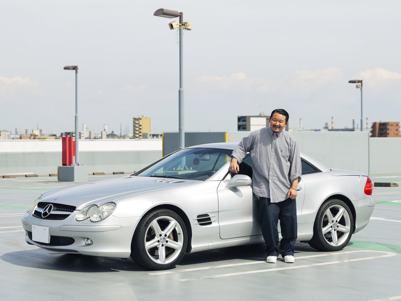 「メルセデス・ベンツ SL500」は自分のルーツを辿って見つけた相棒。2000年代のムードをカッコつけて乗りこなす！【俺たち20代“クルマ・バイク”語り！／Vol.43 ①】