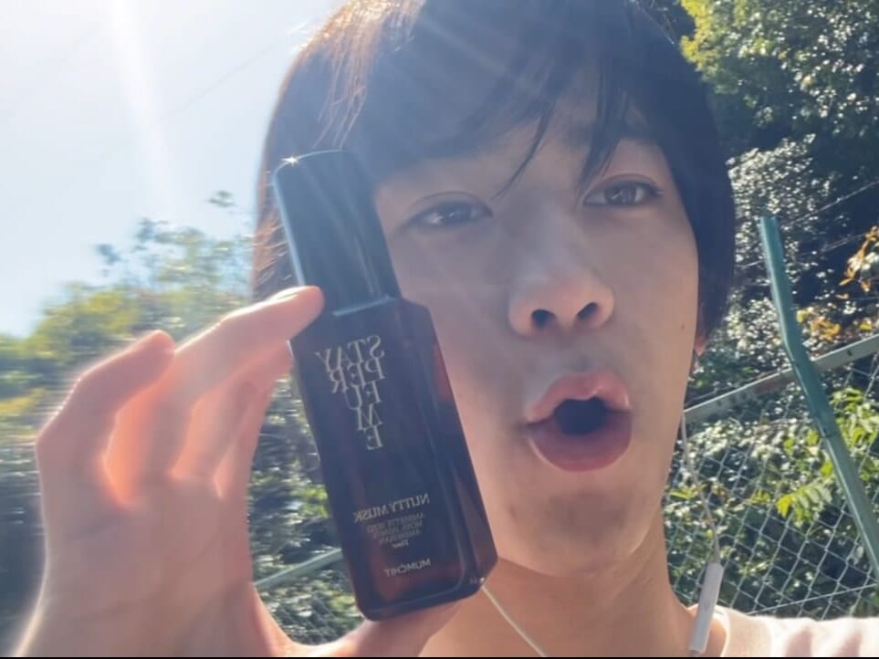 モムチ ステイパフューム ナッティームスクと小方蒼介