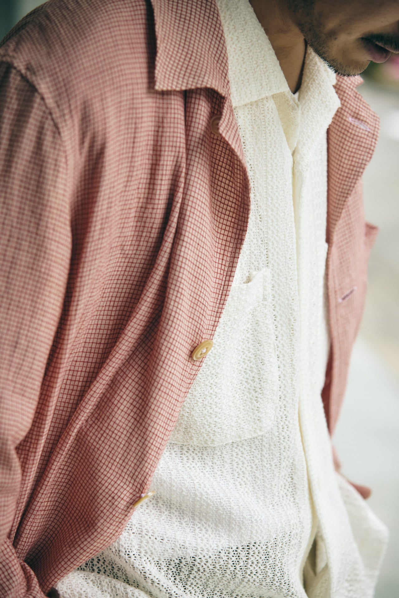 ④〈NAUTICA〉のチノパンのオシャレな着こなしのシャツ