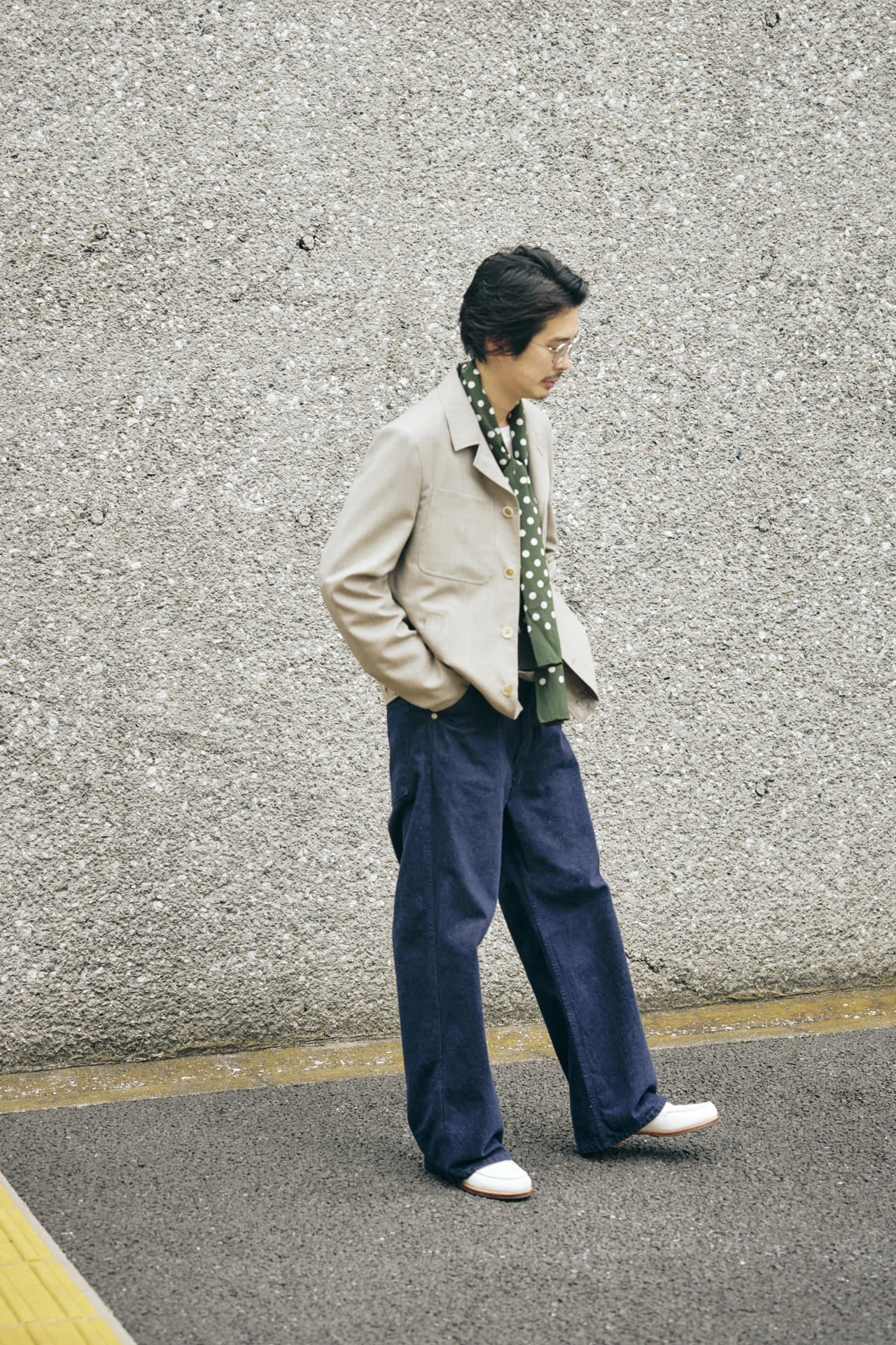 ②〈MAISON et VOYAGE〉のシルクスカーフのオシャレな着こなしの全身