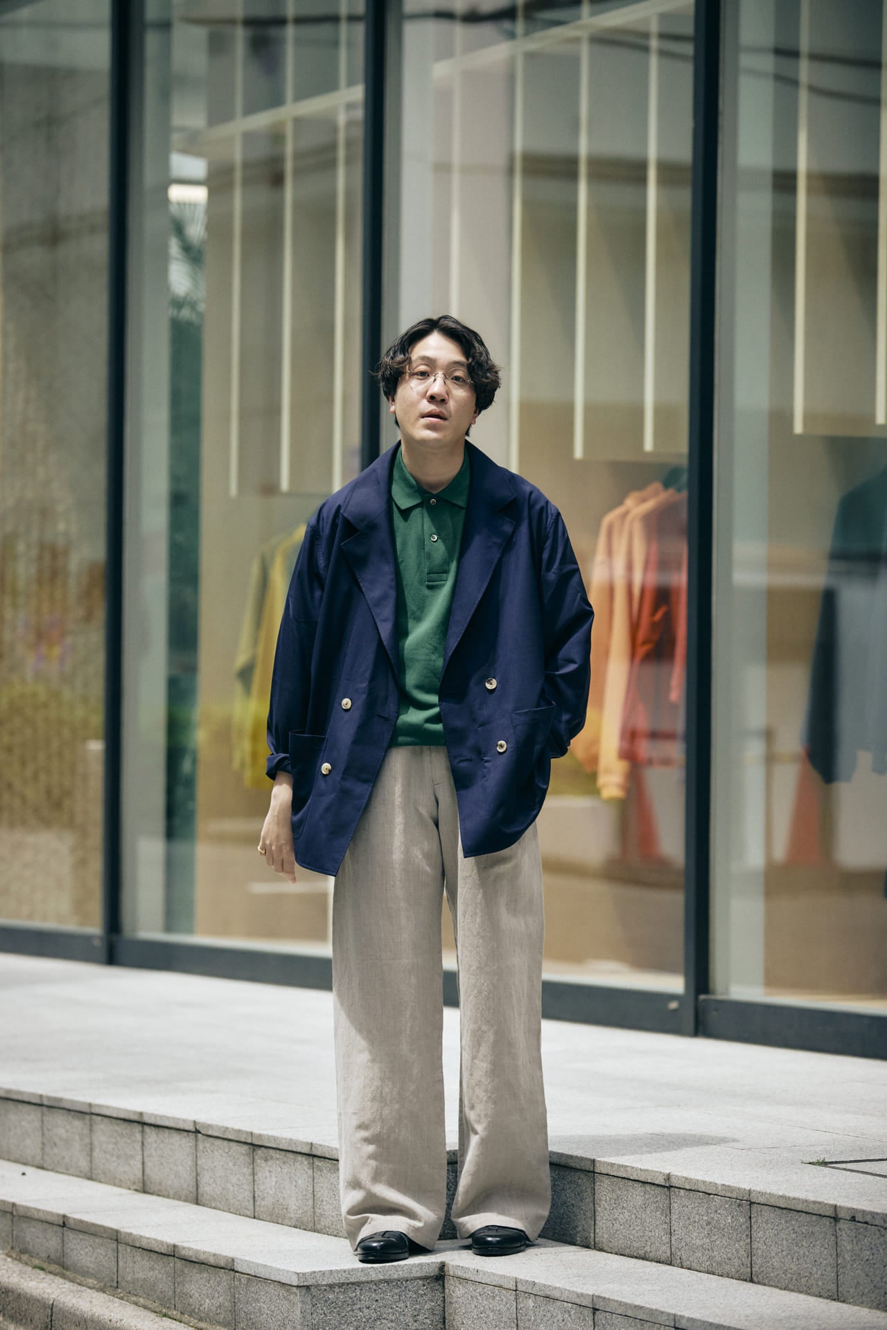 ①〈LACOSTE×SHIPS〉のポロシャツのオシャレな着こなしの全身