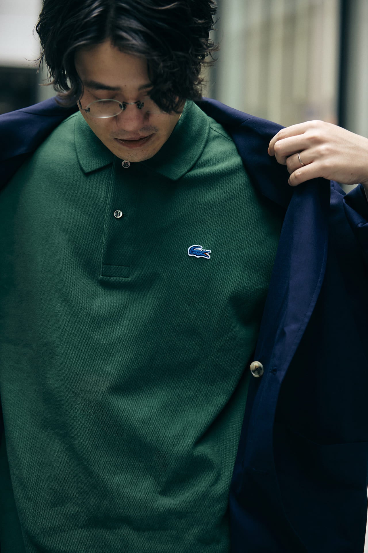 ①〈LACOSTE×SHIPS〉のポロシャツのオシャレな着こなし