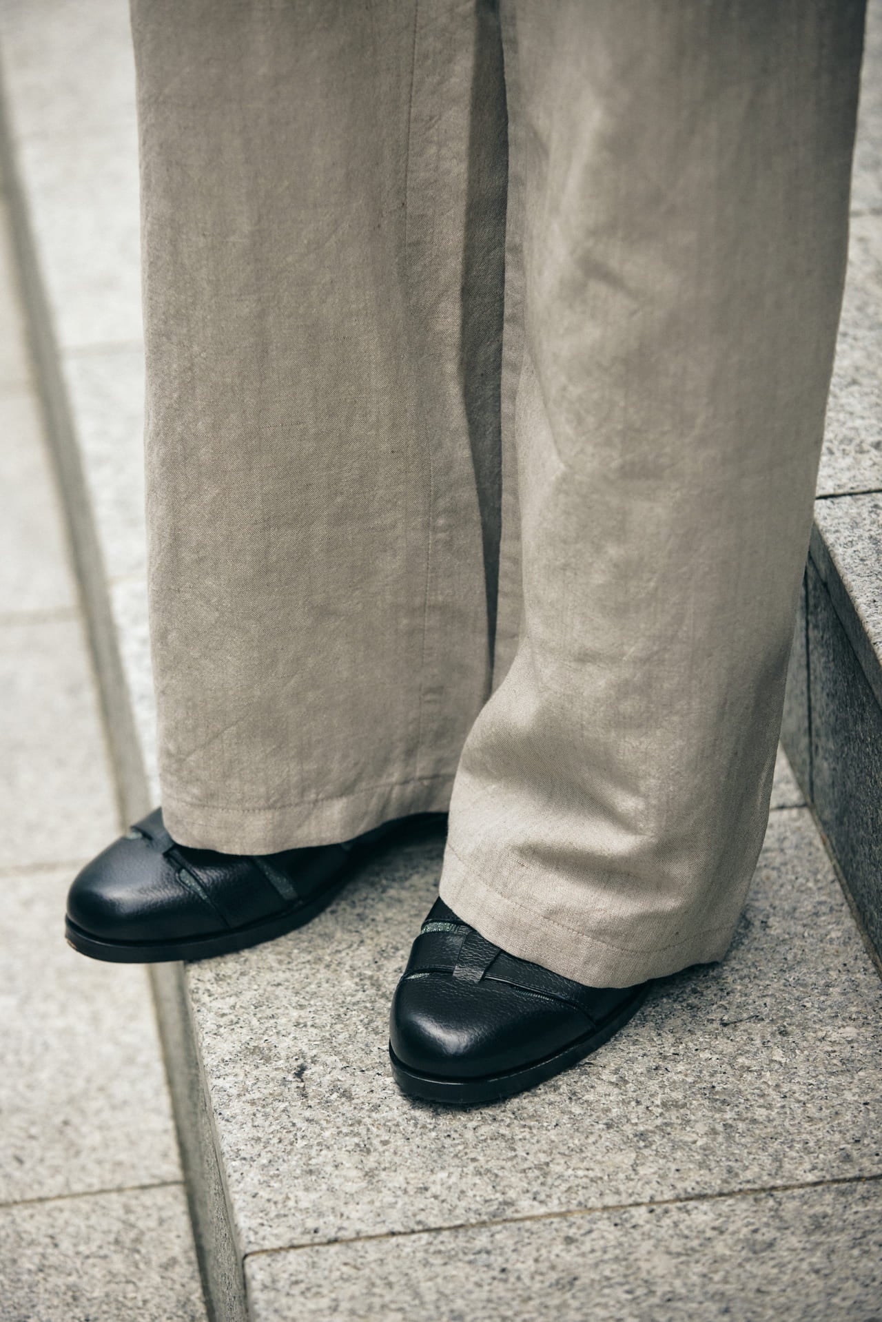 ①〈LACOSTE×SHIPS〉のポロシャツのオシャレな着こなしの足元