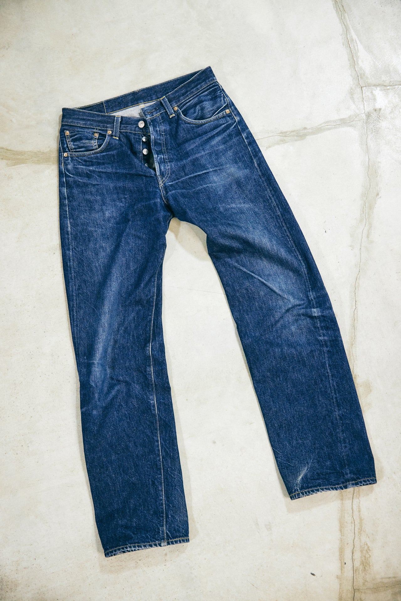 オシャレな人愛用の〈Levi's〉のデニムパンツ