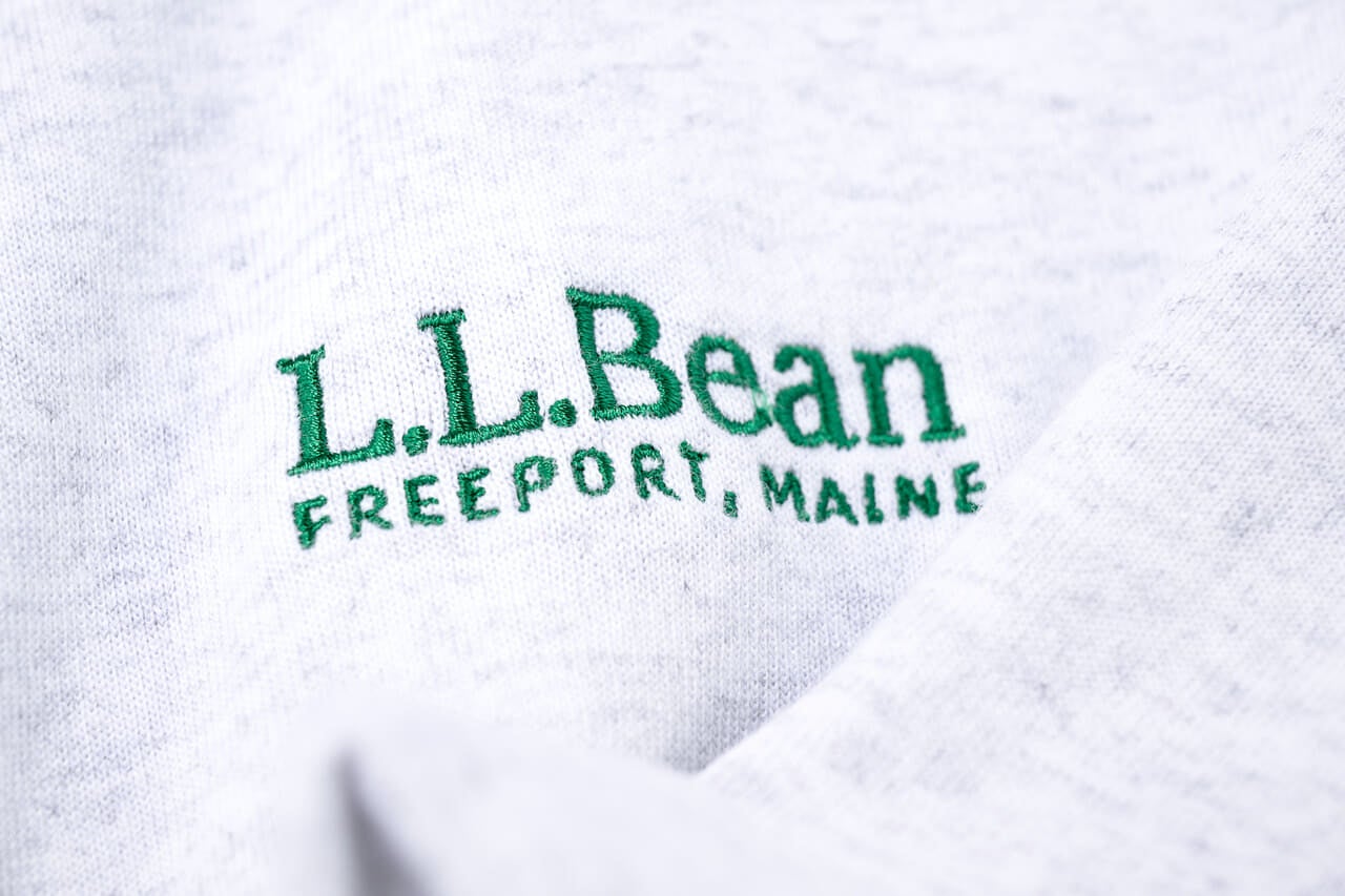 エディターが買ってよかったL.L.Bean（エル・エル・ビーン）のスウェットパーカのロゴ寄り