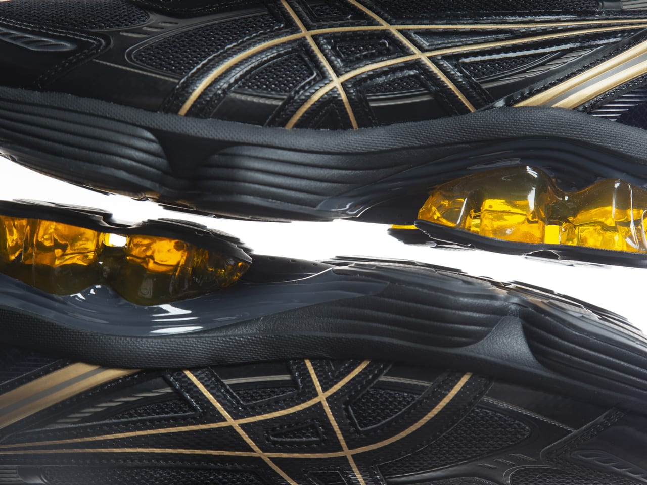 履き心地のいいスニーカーが欲しいなら… 編集部が気になった「アシックス」４選。黒スニーカーからキコ監修モデルまで【スニーカー、なに買う？】