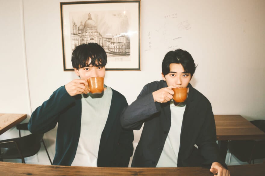 コーヒーを飲む中塚凌空と中谷光希