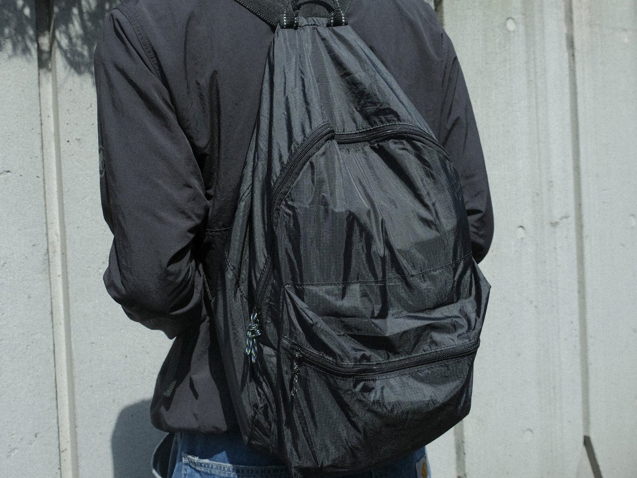 ファミマの隠れ名品も！オシャレな人が買ってよかった「黒バッグ」４選。リュックにショルダー…正解着こなしつき！