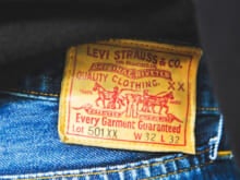 オシャレな人は「リーバイス®」をどう穿く？ ニューバランス、コム デ ギャルソン…合わせ技が光る3人のデニムスタイルスナップ！