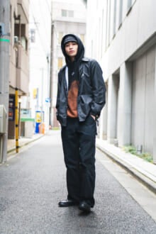 [中田 圭祐] 「カーハート WIP」の名品ワークパンツと「パラノイド」のフーディで、ストリートムードなオールブラックコーデに【メンズノンノモデルの私服スナップ】