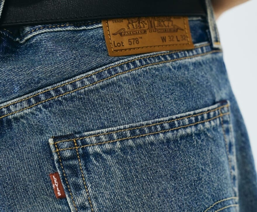 [Gallery] 「リーバイス®」のデニムをプーマの特別な黒スニーカーと合わせて大人ストリートに【服のプロは新作ジーンズをどう穿く？／Levi’s®】