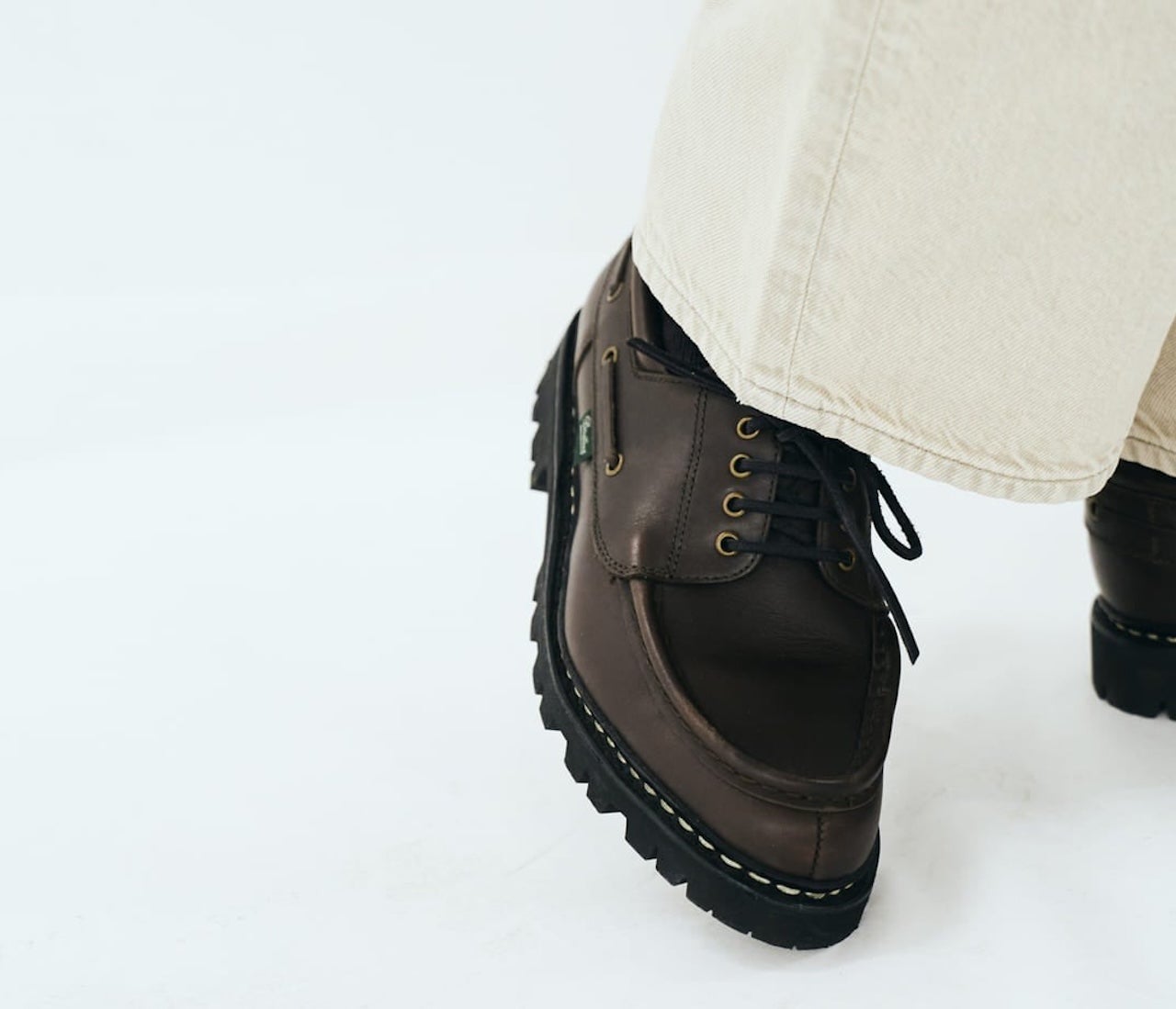 [Gallery]「Gap（ギャップ）」1万円以下の最強デニムを大人なデッキシューズでクリーンに【服のプロは新作ジーンズをどう穿く？／Gap】