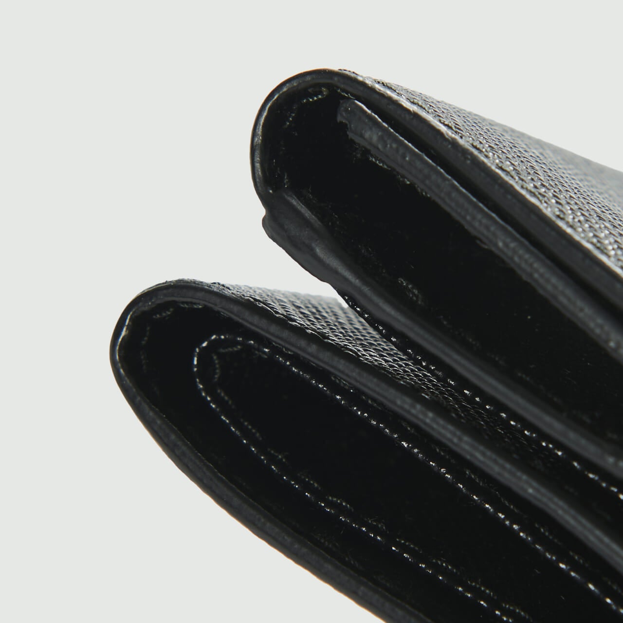 夏のボーナスで買いたいプラダの黒レザー財布「サフィアーノ」トライアングル 財布のマチ