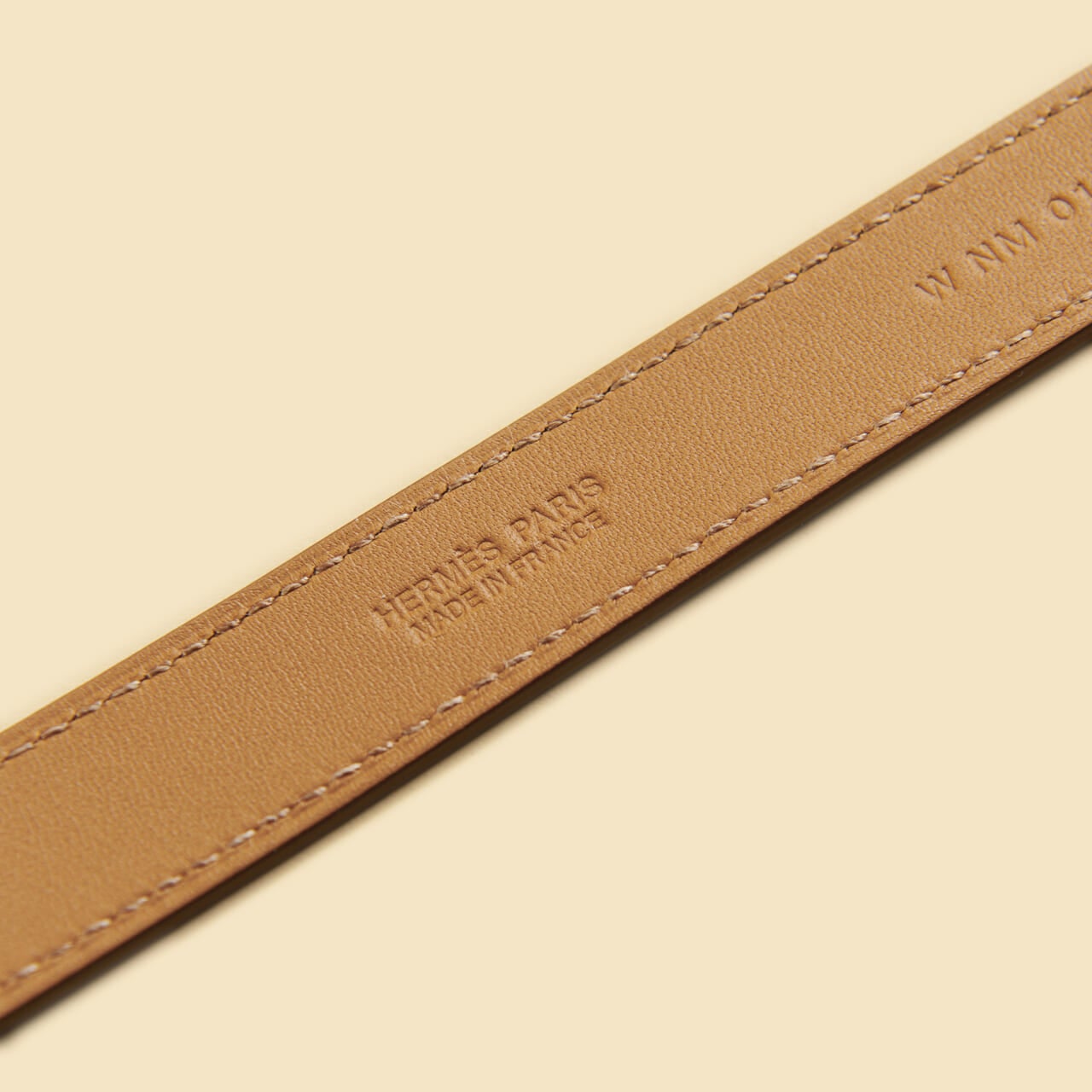 夏のボーナスで買うべきエルメスのレザーブレスレット 《ブリッド・ダパラ》の刻印