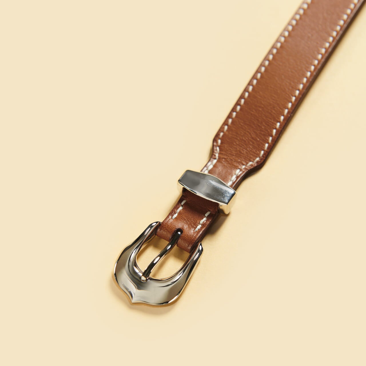 夏のボーナスで買うべきエルメスのレザーブレスレット 《ブリッド・ダパラ》の金具
