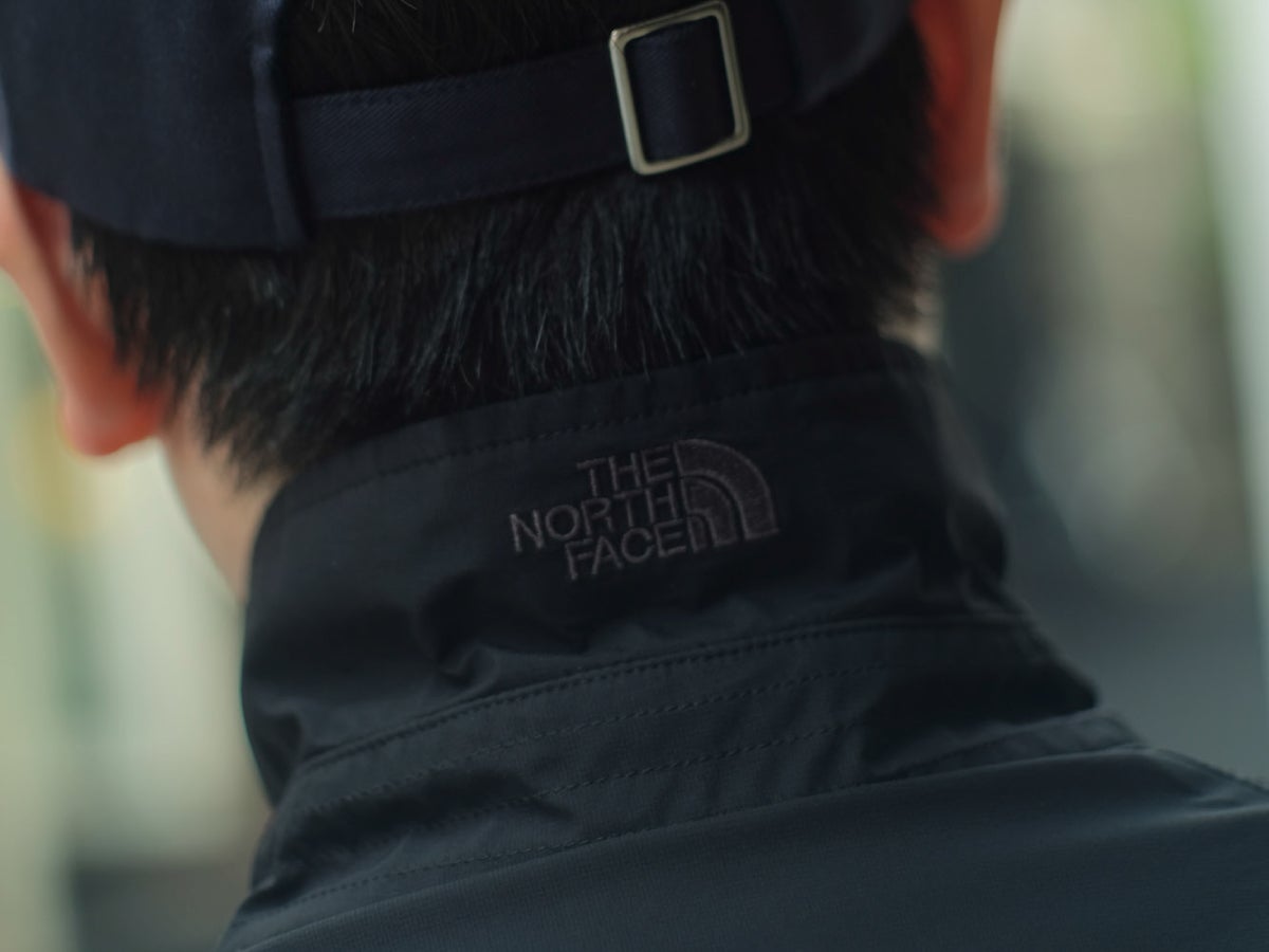 おしゃれな人は「ザ・ノース・フェイス」の黒コートをどう着る？ 雨の日に頼れるブラックの革靴を合わせて。