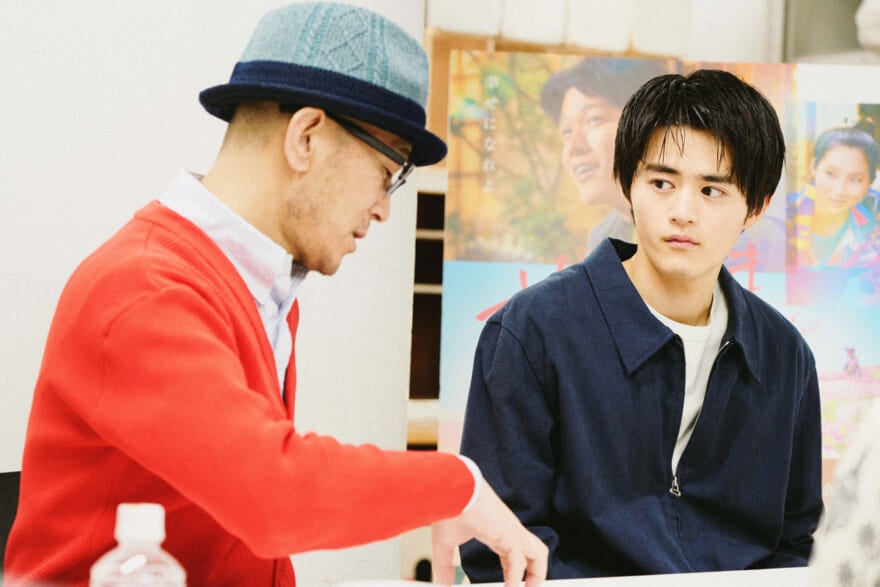 映画「花まんま」前田哲監督と、俳優でメンズノンノモデルの鈴鹿央士2