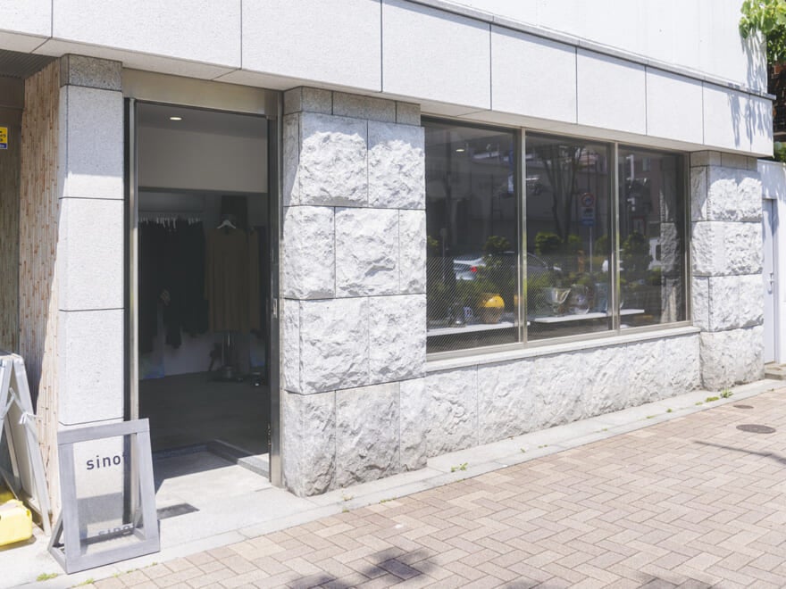 店舗の外観。白い外壁のお店。プロが推す東京の古着屋「sinot」